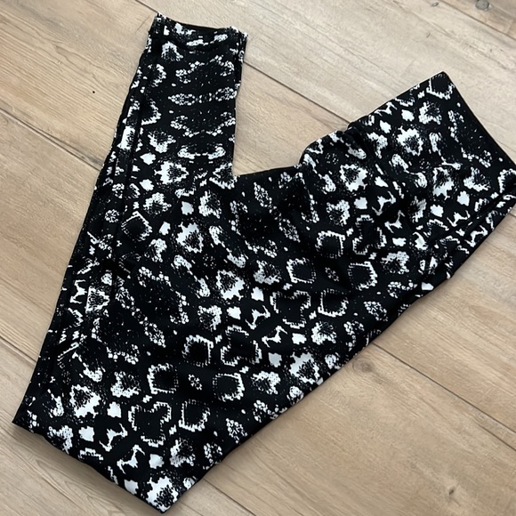 ETHIKA HIGH WAISTED TIGHT BOA Leggings. Medium. - Picture 5 of 5